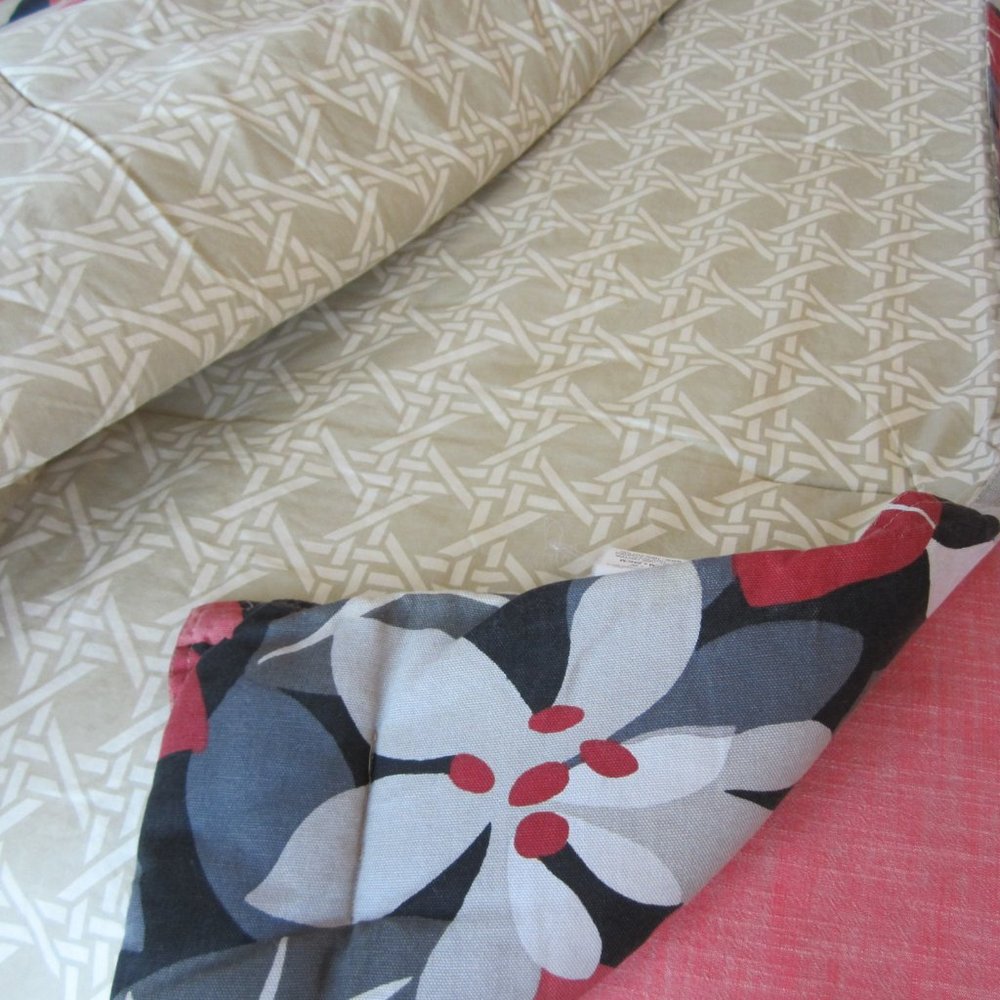 King Size Comforter & 2 shams. Reversible. Floral. - Picture 6 of 7